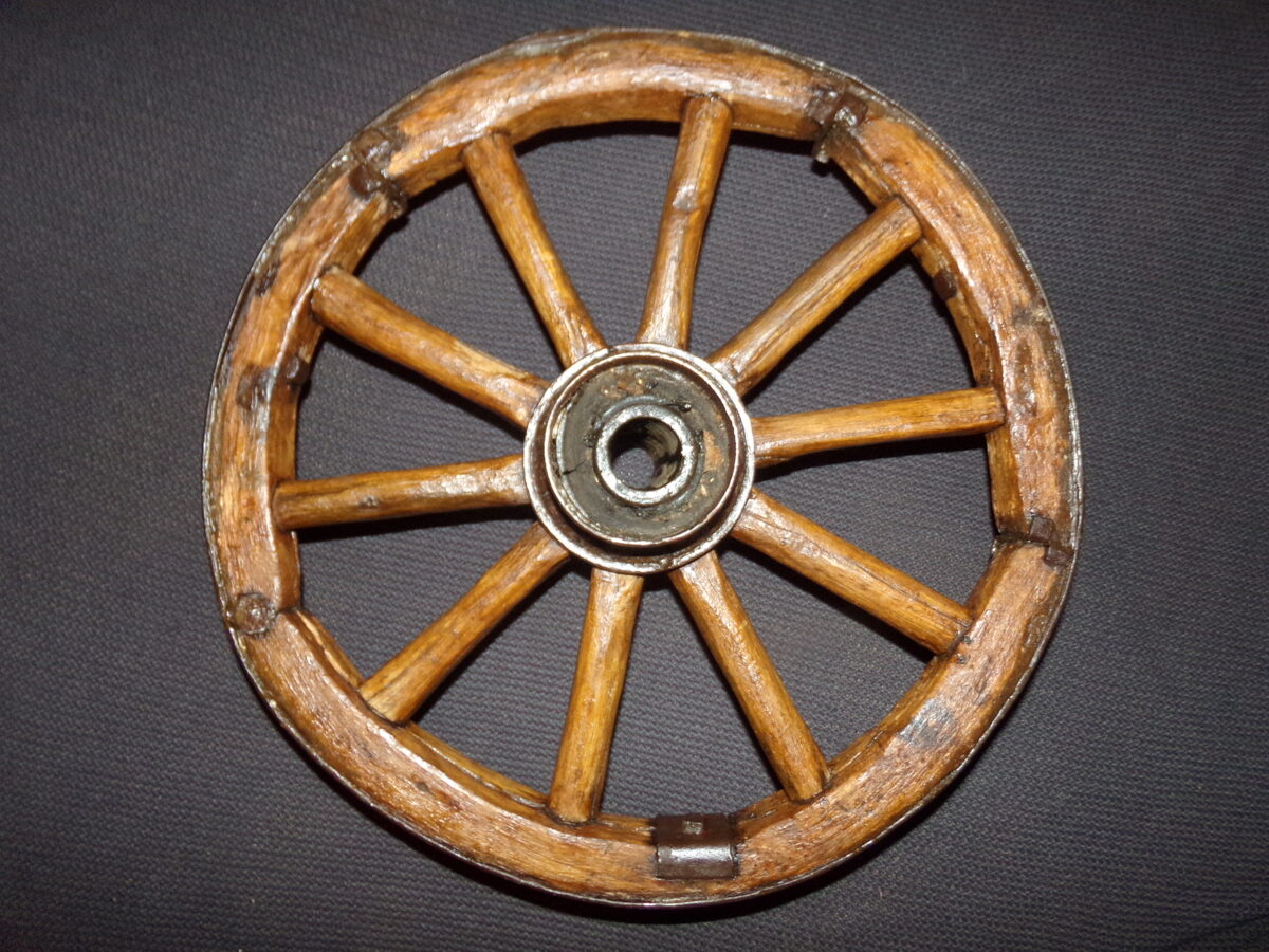 Дубовое колесо диаметром 54 см.