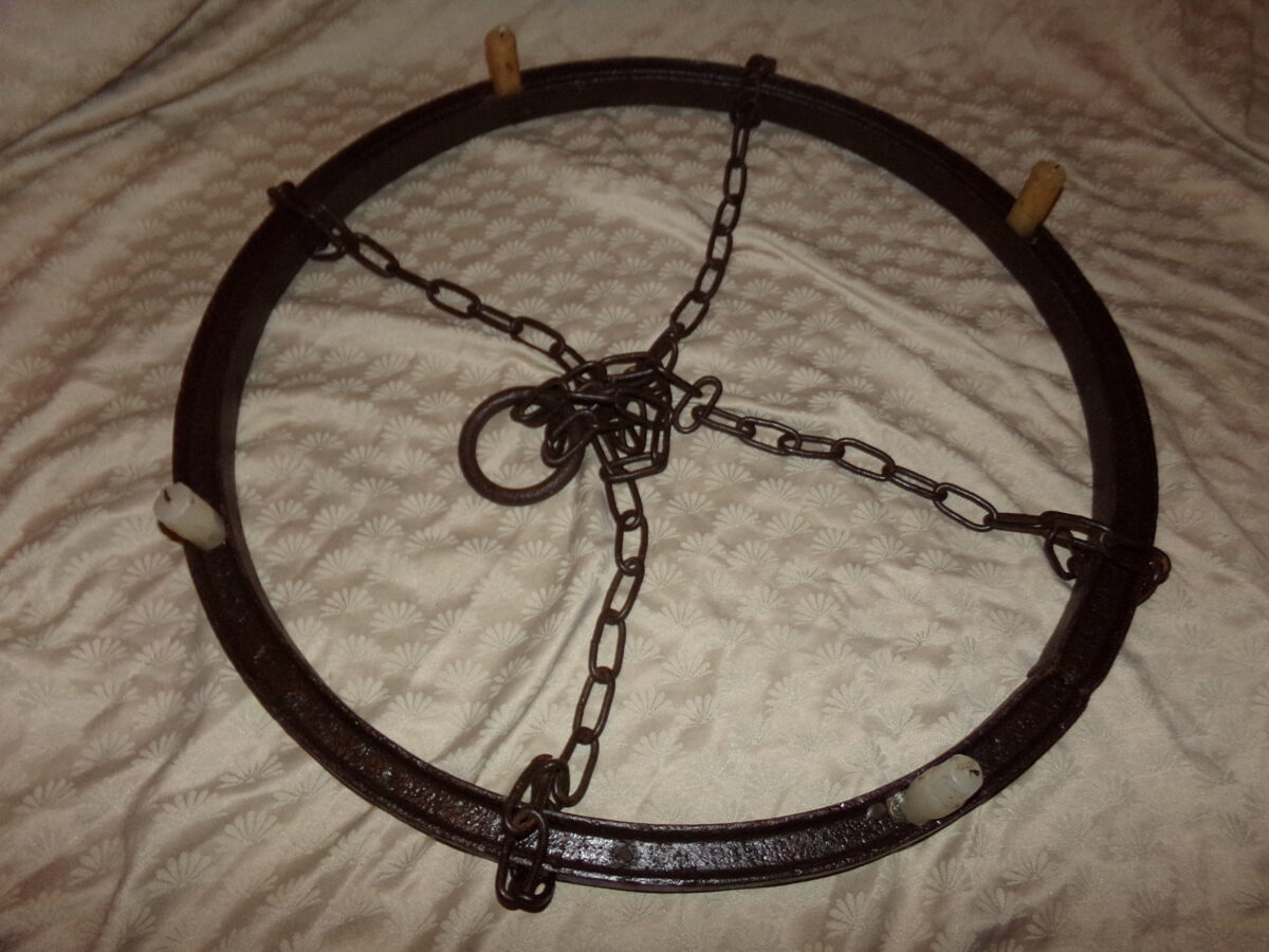 Трактирное колесо-люстра из металла на цепях. Восточная Латвия. Начало 20 века.