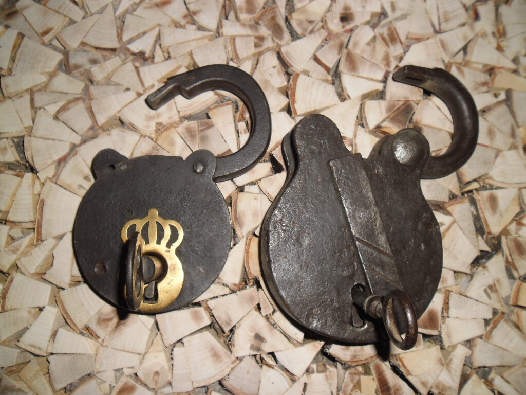 №7. Divas senlaicīgas, kaltas slēdzenes ar atslēgām.