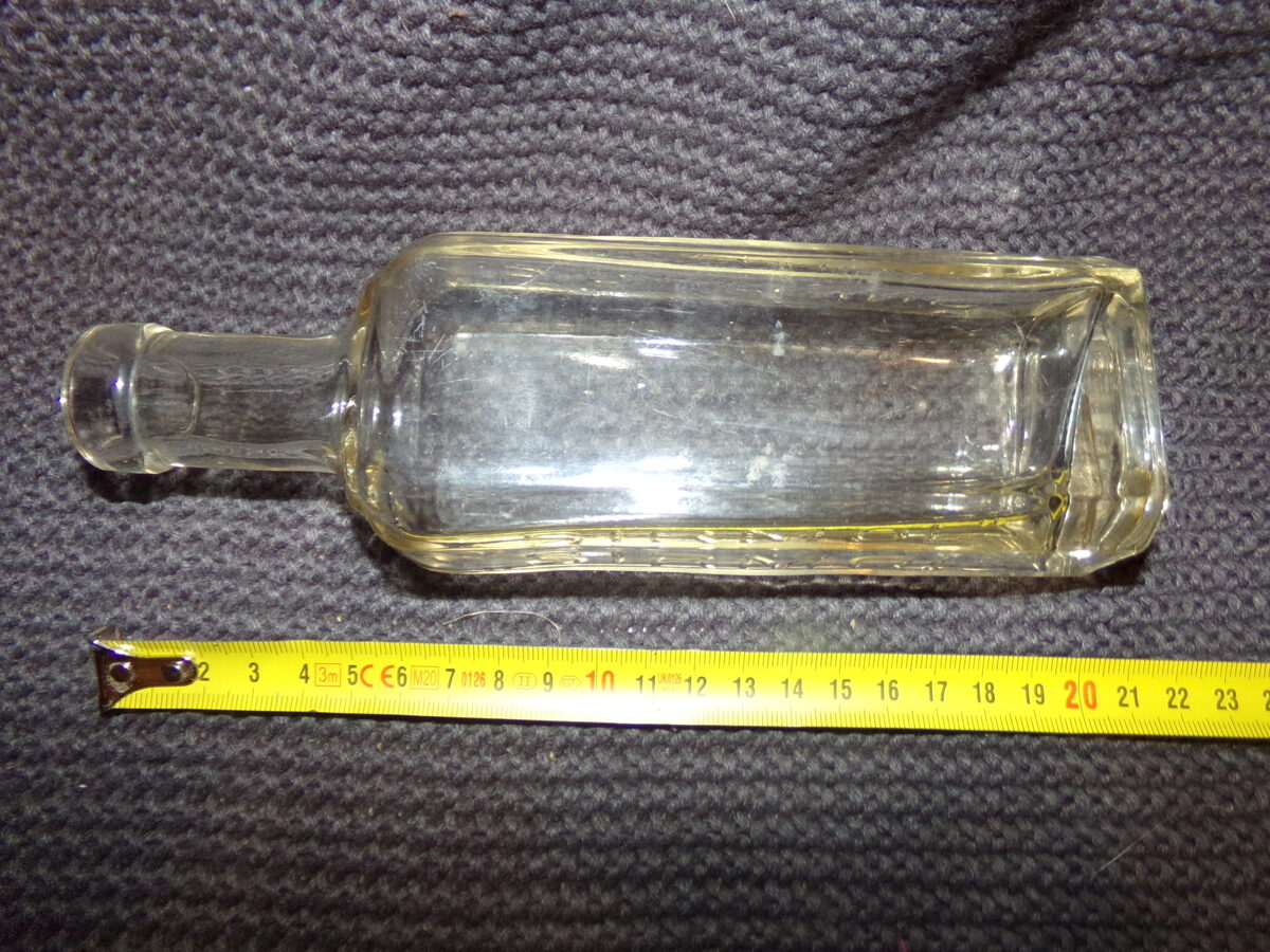 Стеклянная бутылка с надписью на латышском языке  П. Путниньш  "Сирмол" 