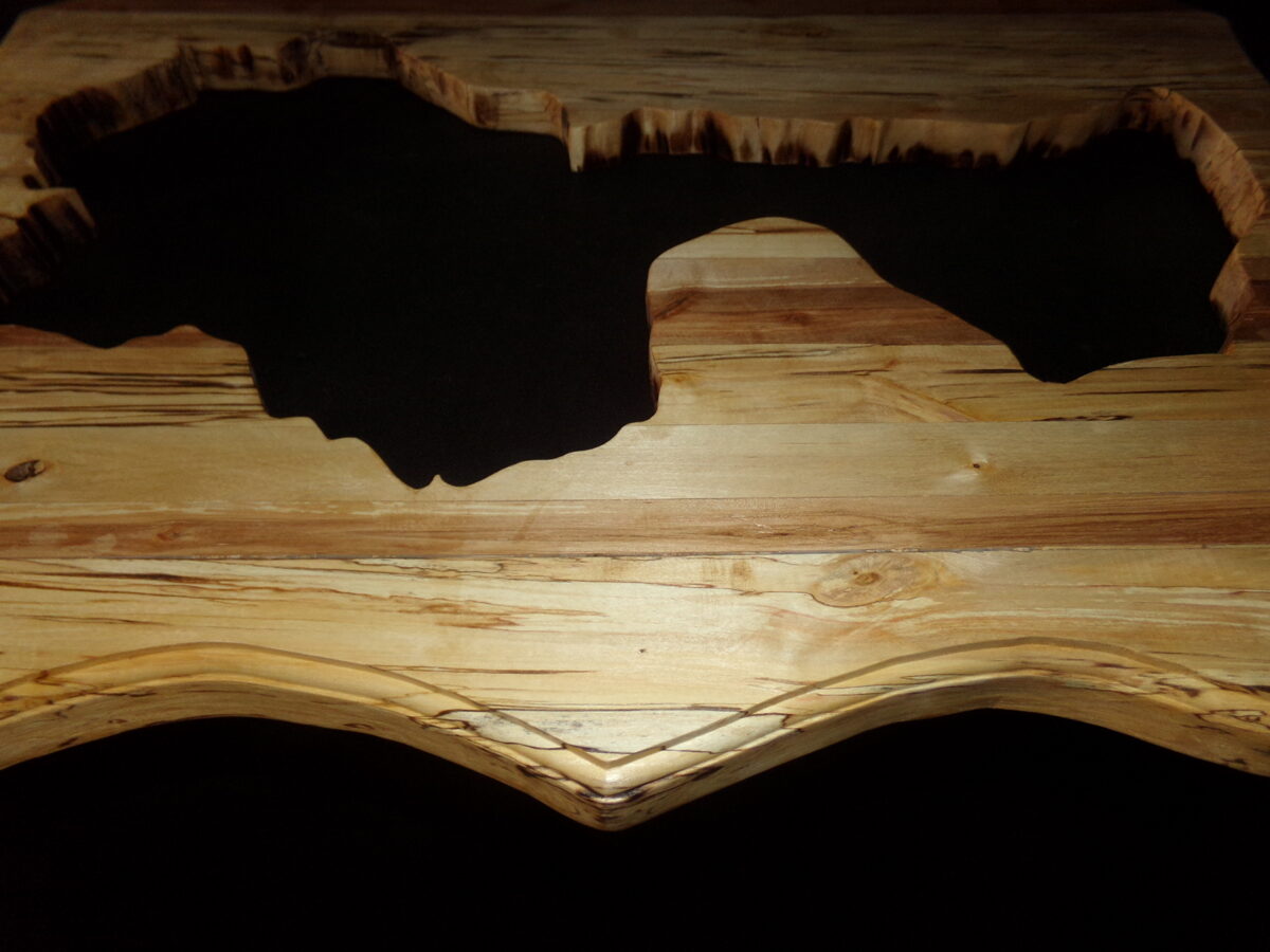 Контур Латвии вырезанный в деревянной панели.