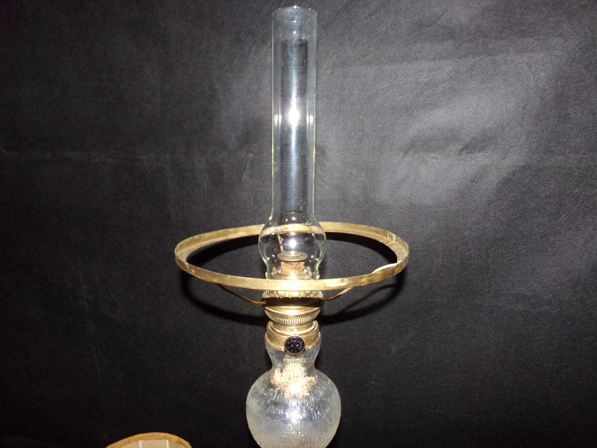 Petrolejas lampa ar abažūru.