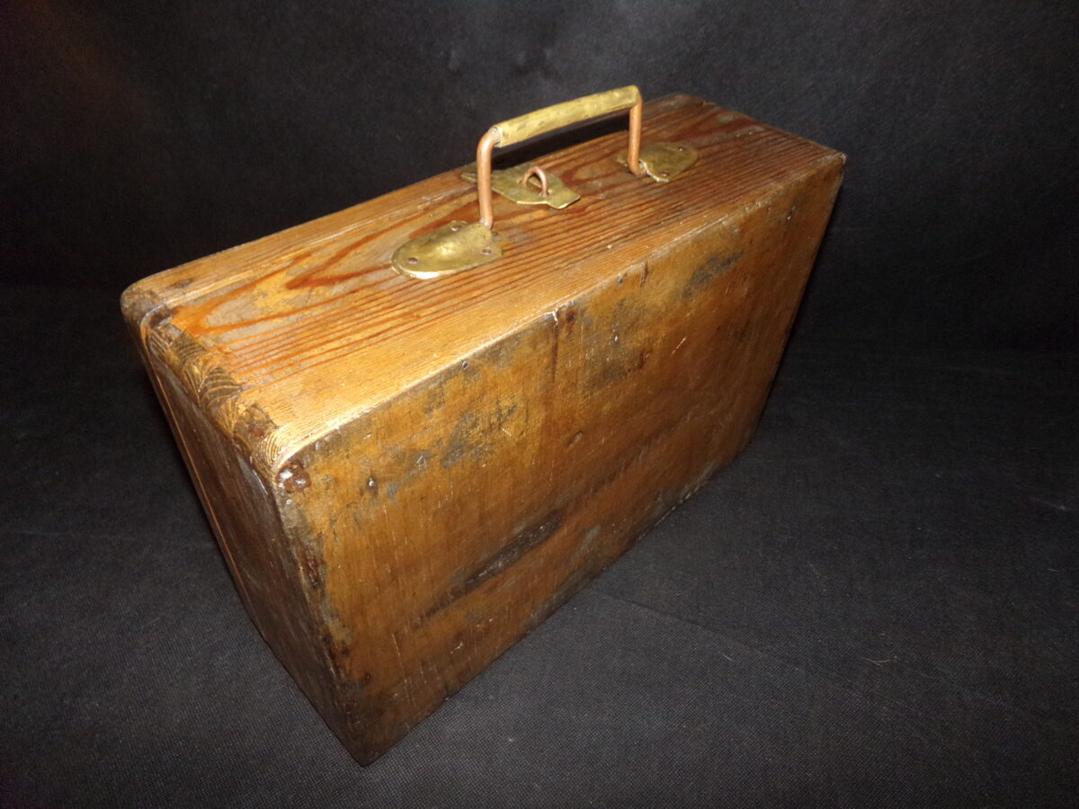 №2. Деревянный чемодан с медной ручкой.