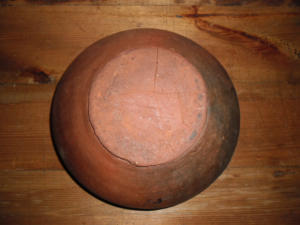 №12. Миска из глины с металлическим обручем.
