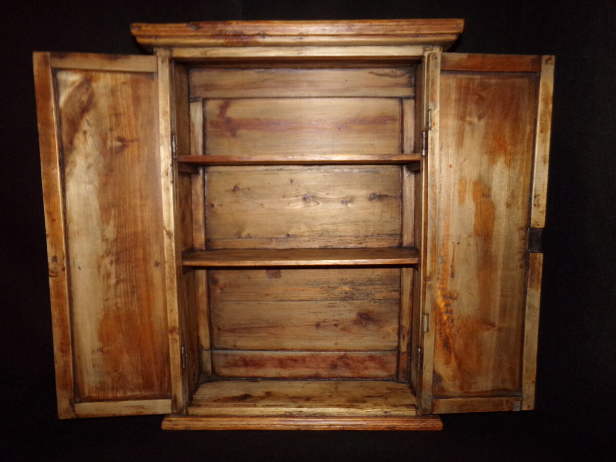  №31. Настенный шкафчик с двумя дверцами. Восточная Латвия. Начало 20 века.