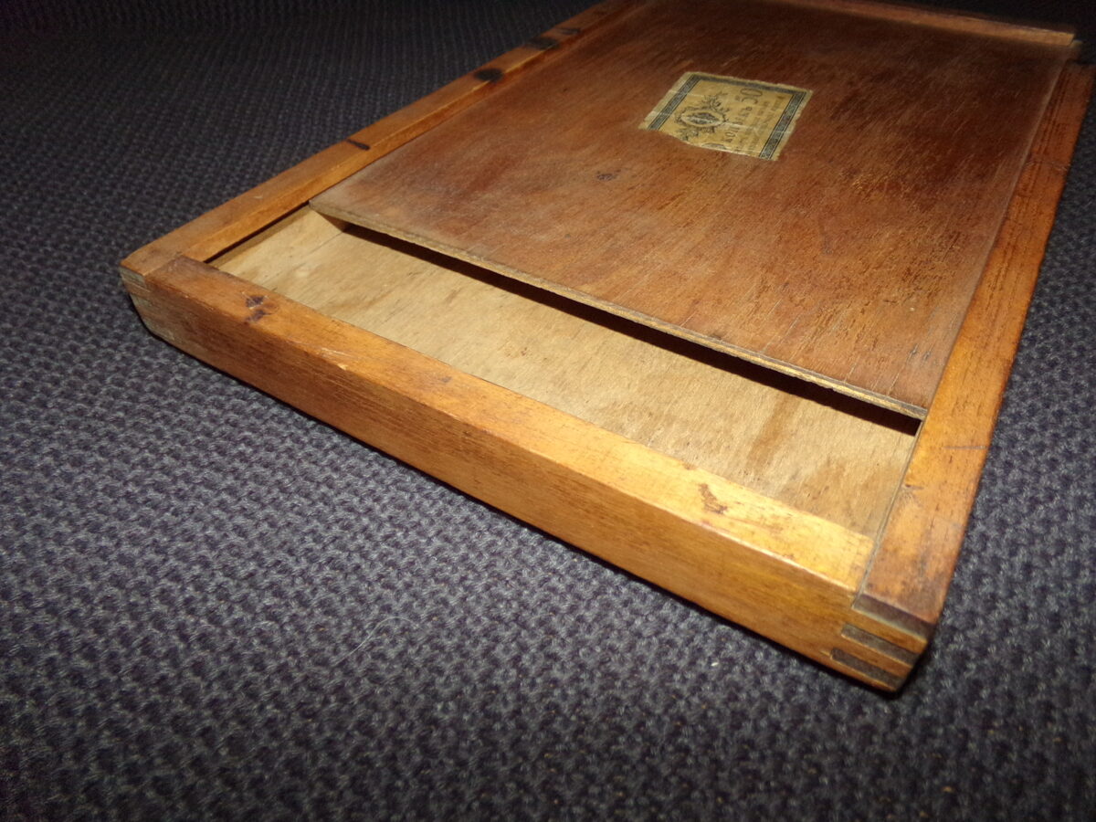 Широкий плоский деревянный пенал с выдвижной крышкой. Начало 20 века.