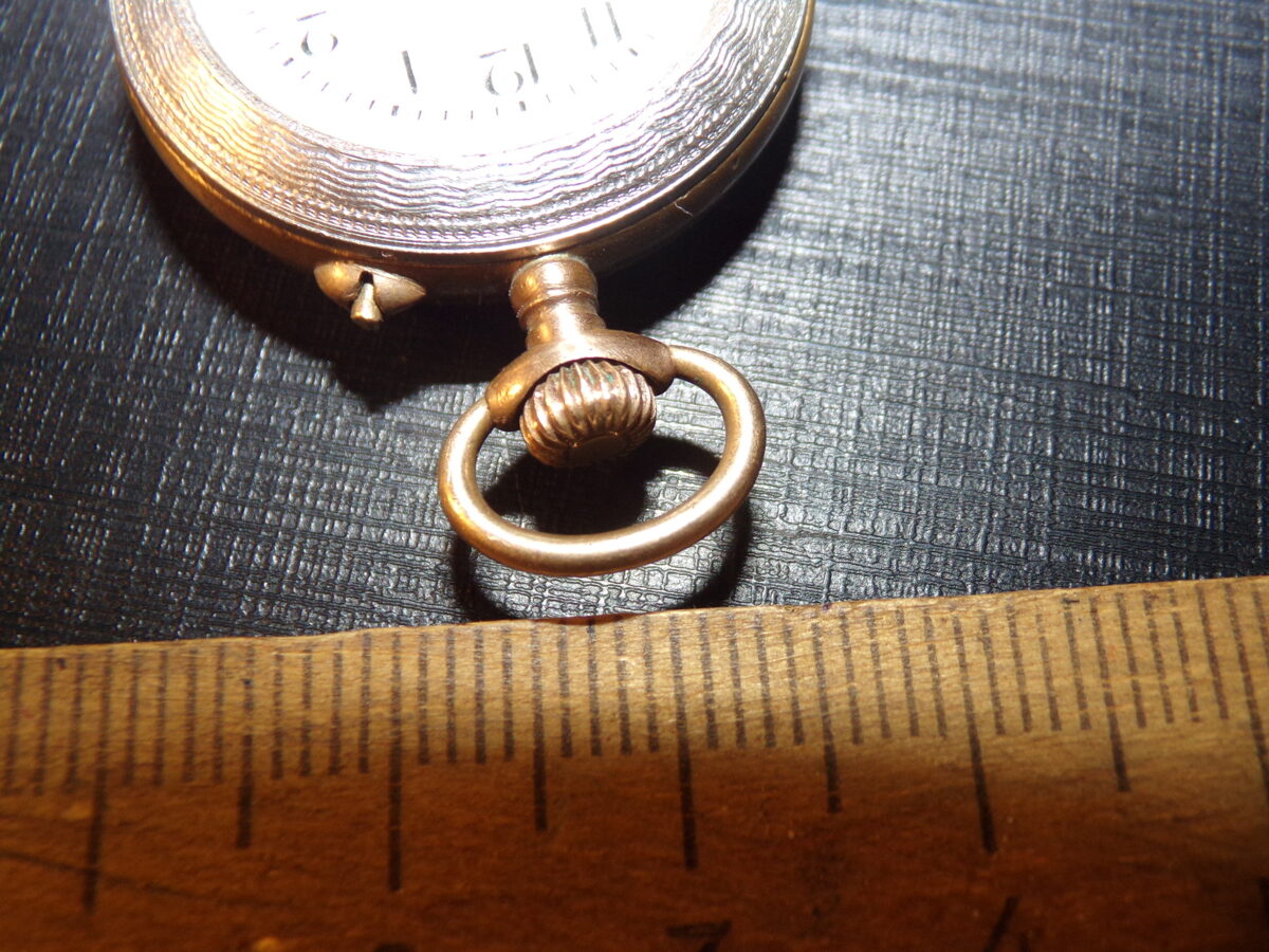 Миниатюрные карманные часы. Корпус-латунь, покрытая эмалью. Начало 20 века.