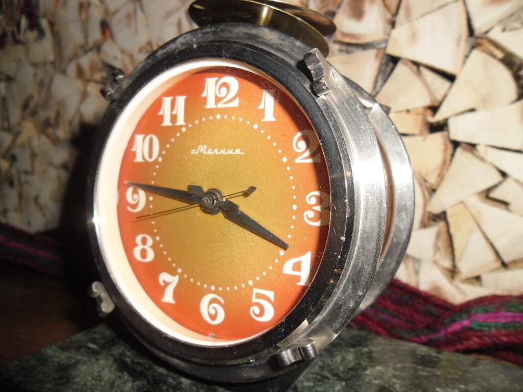 Настольные часы-будильник в виде барабана на мраморной подставке. СССР. 1970-тые года.