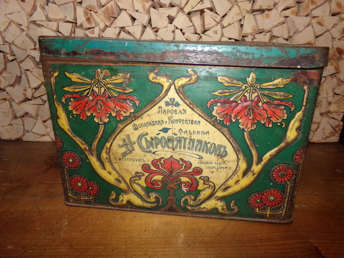 Железная коробка для конфет.