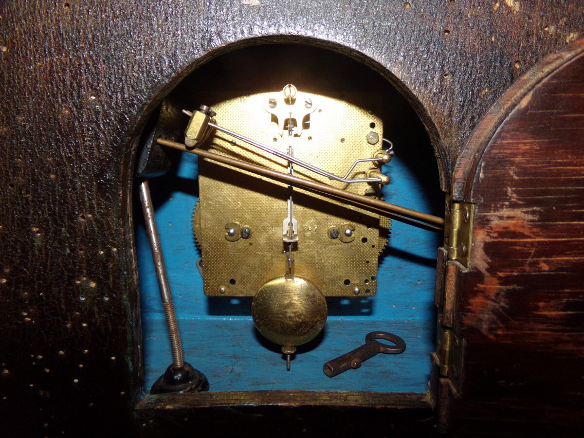 Старинные настольные часы с боем. Отсутствуют стрелки.