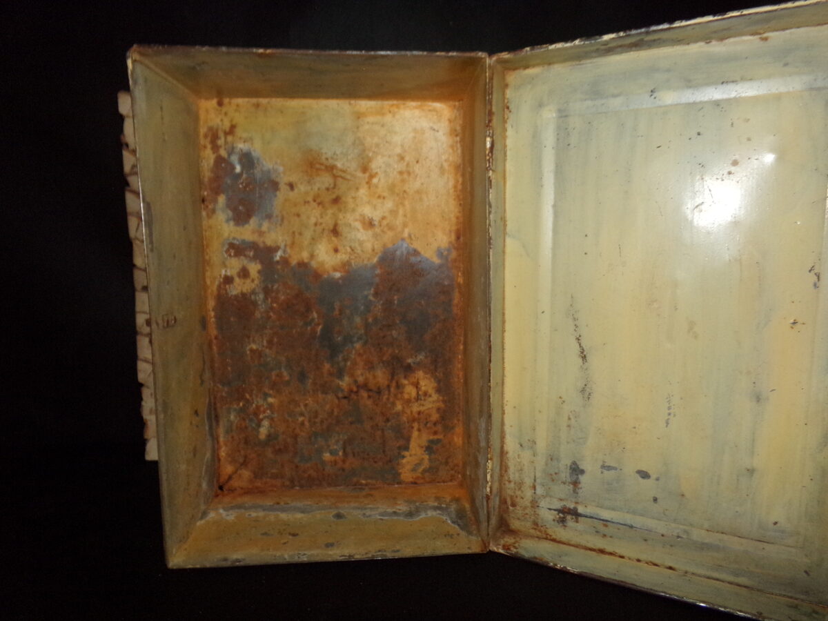 Sanitāra kaste no skārda, ar bronzas rokturi. 