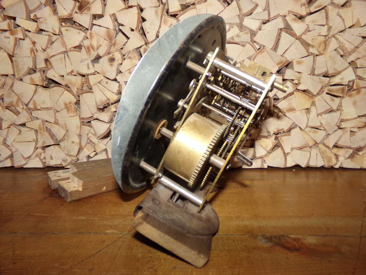 Старинный часовой механизм с циферблатом.