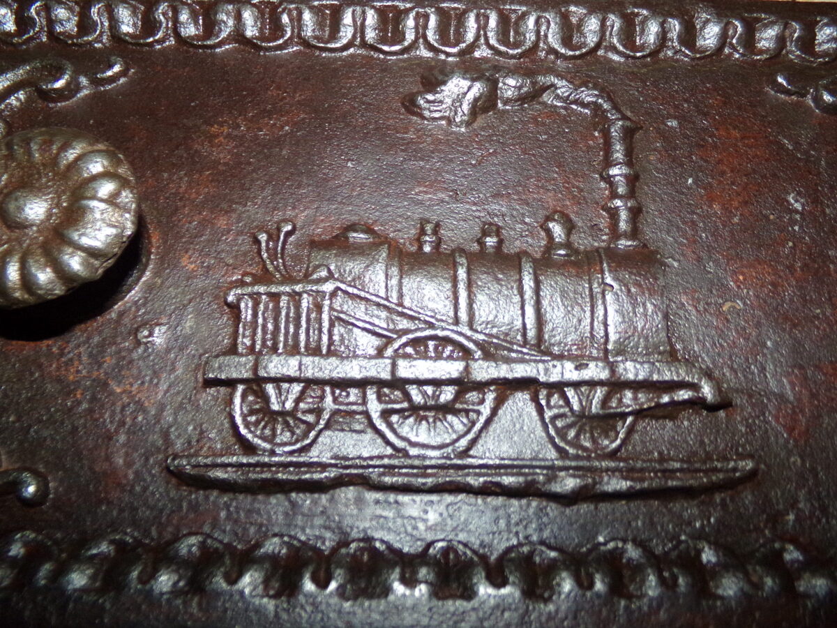 №1. Печная дверца с изображением паровоза Черепановых.