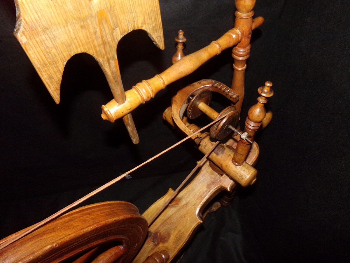 Vērpjamais ratinš vijoles formā.