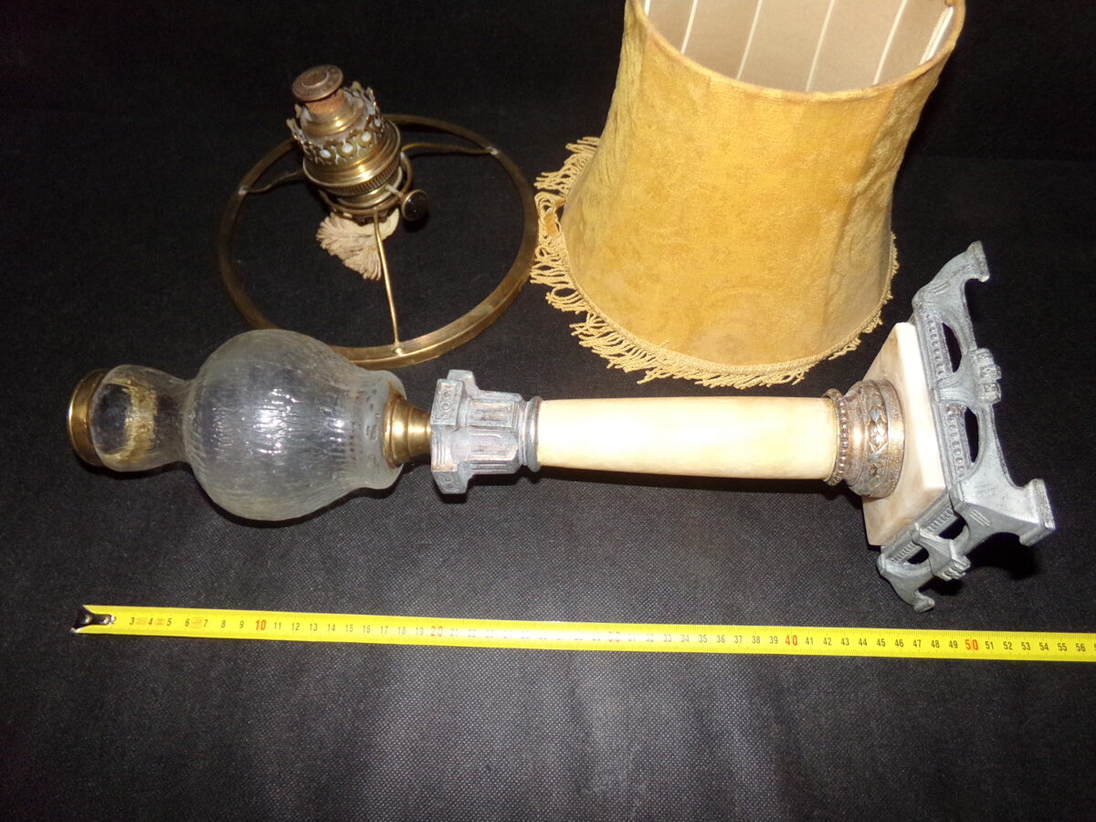 Керосиновая лампа с абажуром.