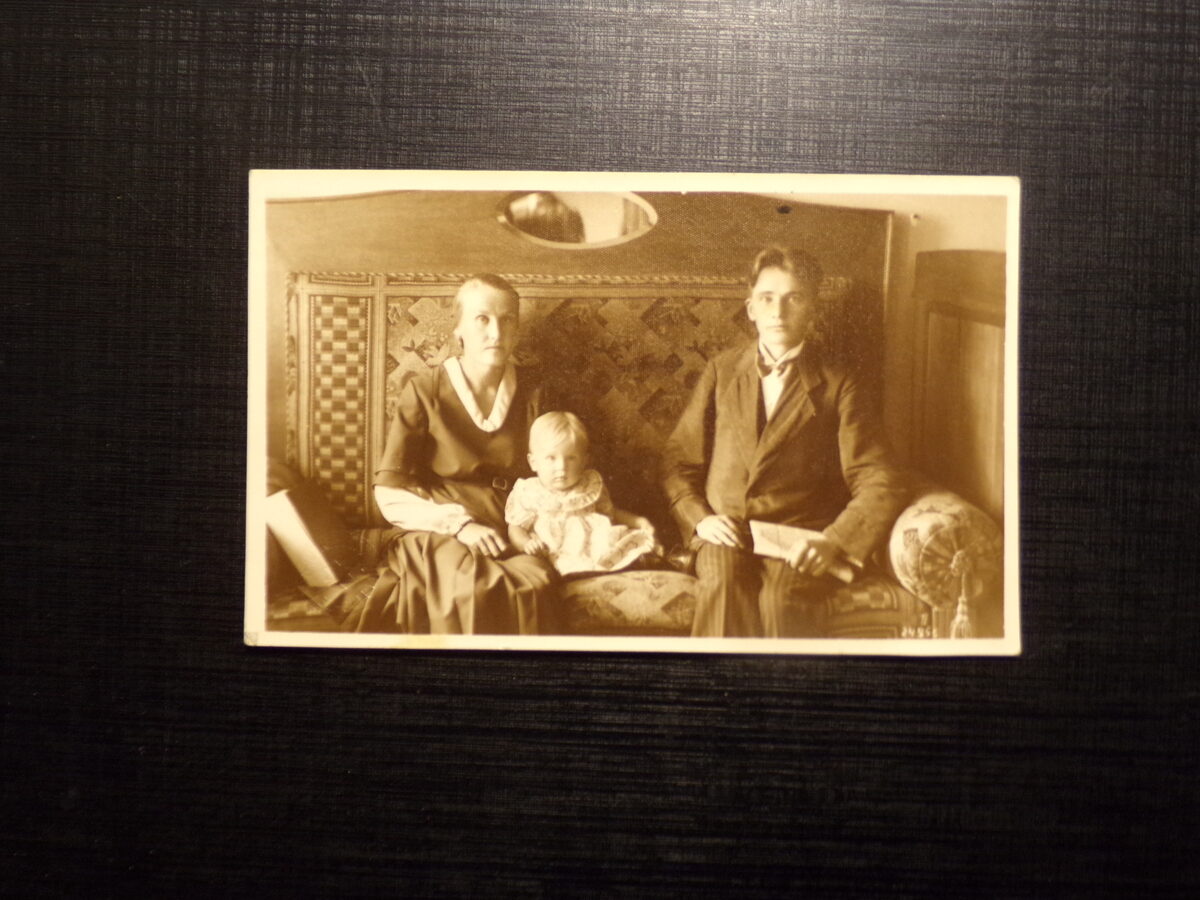 №186. Латвия. Семейный портрет в домашнем интерьере. 1920-тые года.