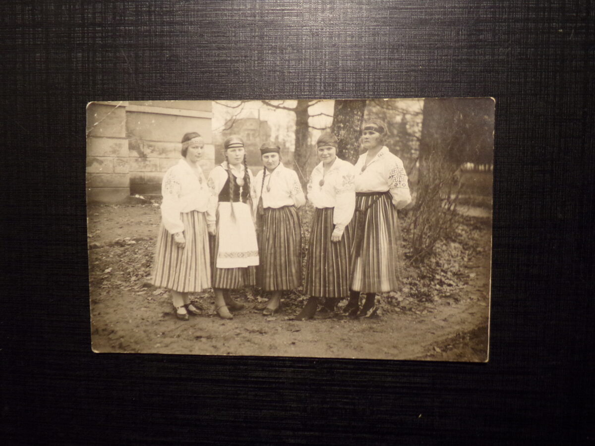 №93. Латвия. Девушки в национальных костюмах. 1926 год.