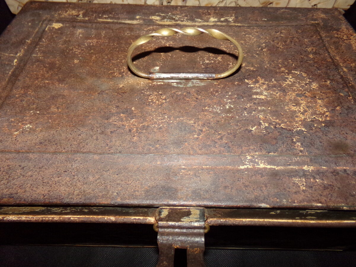 Sanitāra kaste no skārda, ar bronzas rokturi. 