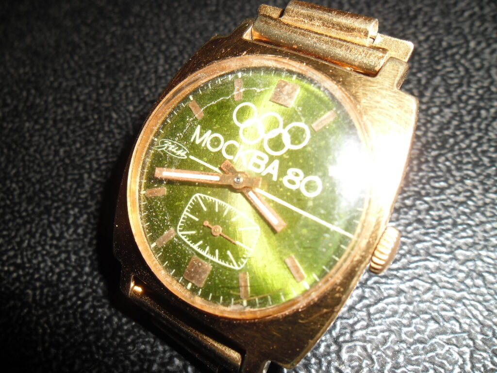 Vīriešu rokaspulkstenis ar olompisko simbolu " Maskava 80". 