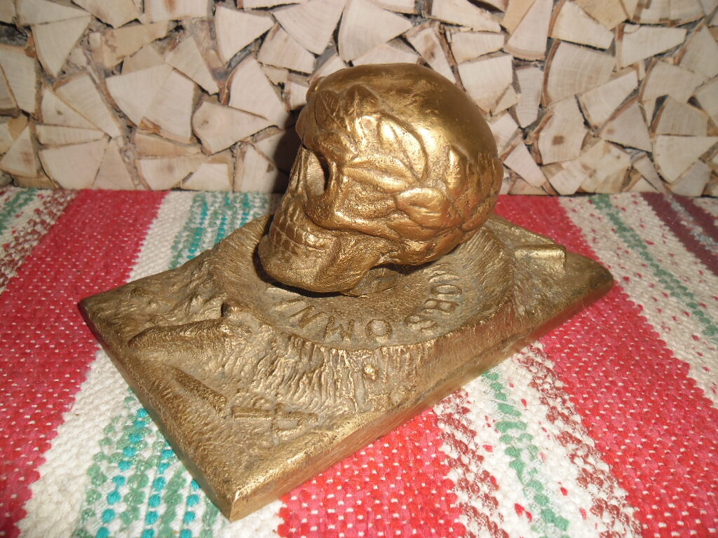 Senlaicīgs bronzas prespapjē, galvaskausa formā. 20. gs sākums