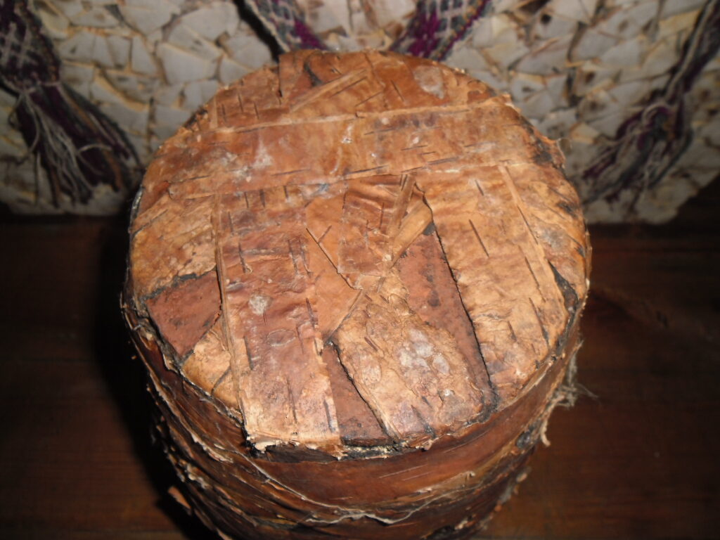 №3. Глиняный горшок с обмоткой из березовой коры и ткани.