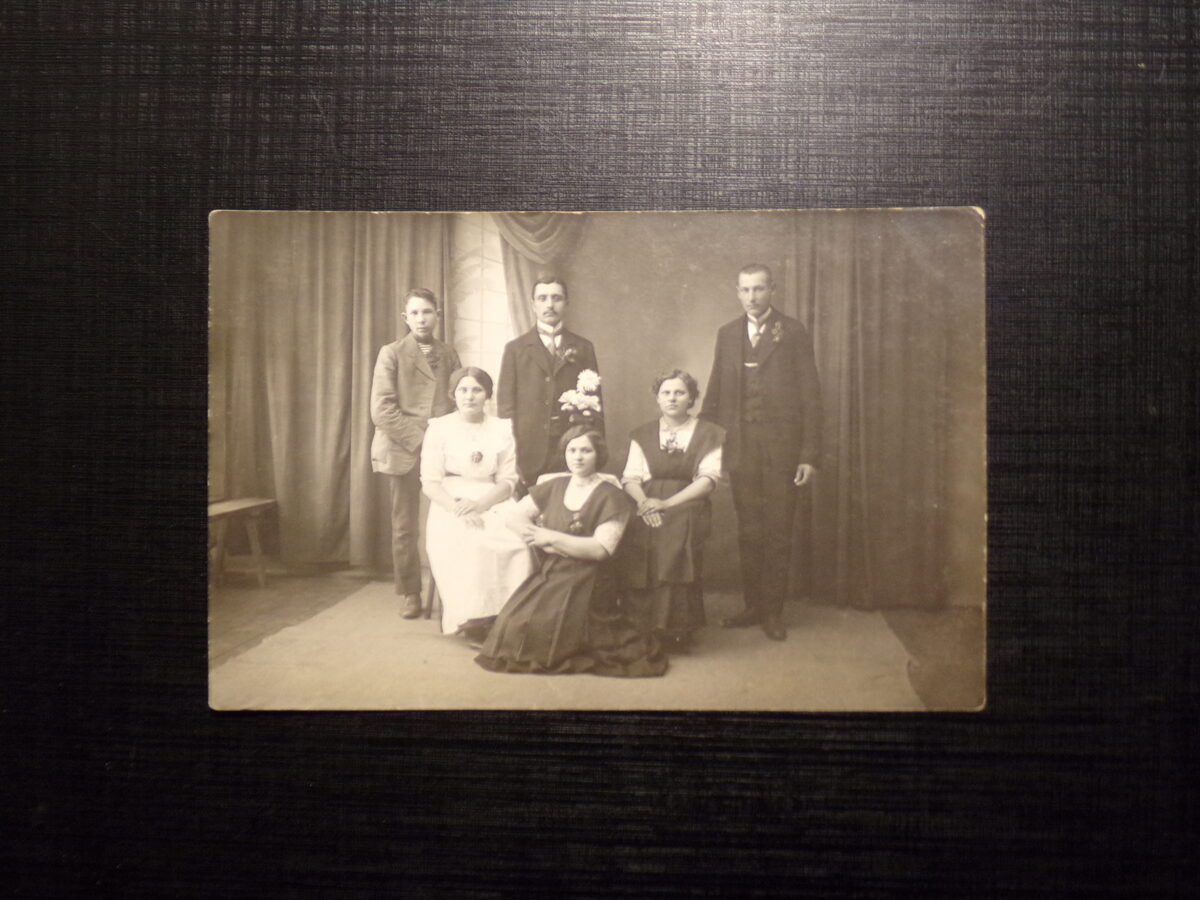 №187. Семейный портрет в студии. Латвия. Начало 20 века.