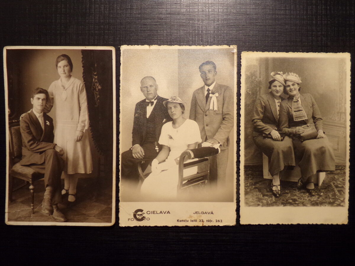 №219. Семейный портрет в студии. Латвия. 1930-тые года.