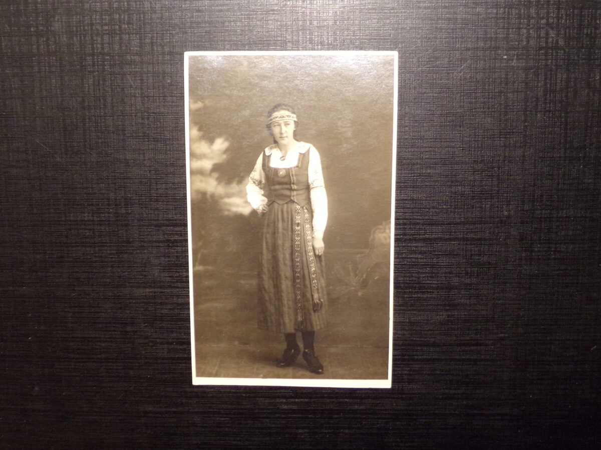 №94. Латвия. Девушка в национальном костюме. 1920-тые года.