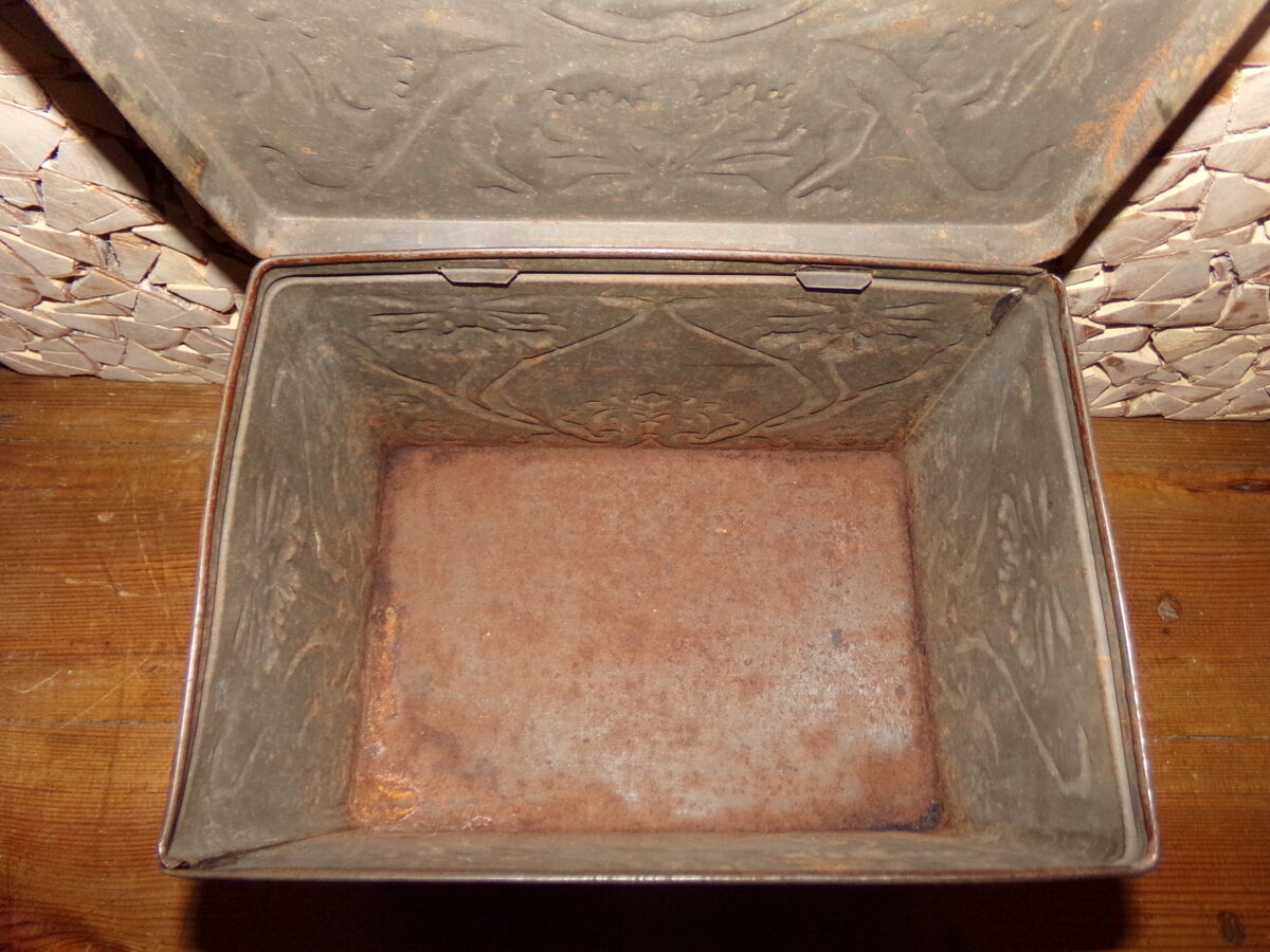 Железная коробка для конфет.
