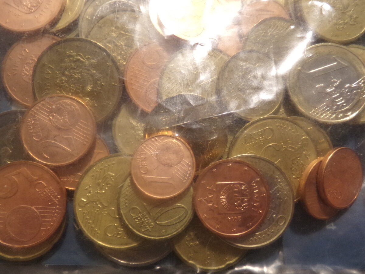 №144. Стартовый комплект евро монет. 10 лат- 14.23 евро. Банк Латвии. 2013 год.