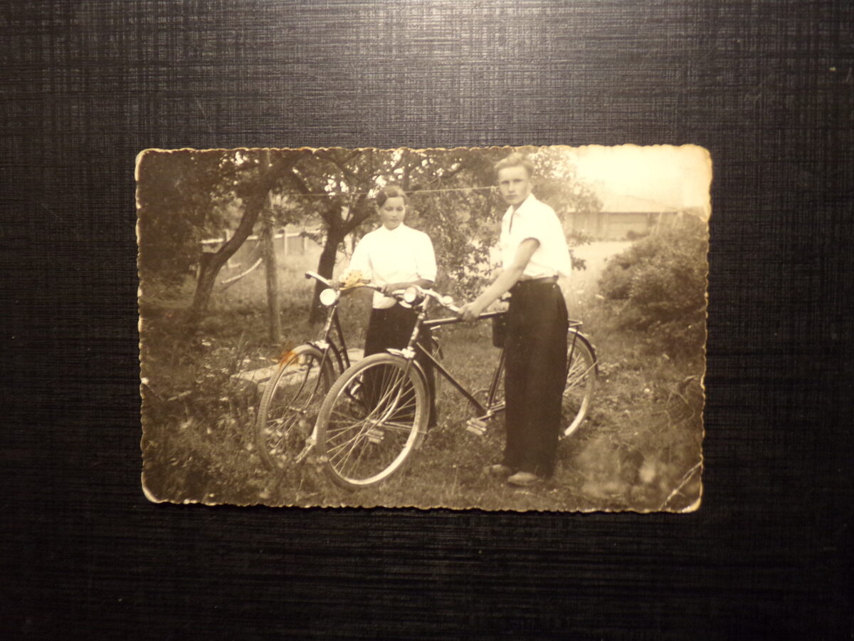 №113. Латвия. 1930-тые года. Парень с девушкой и велосипеды.