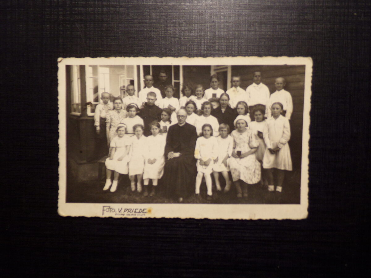 №61. Латвия. Зилупе. Дети с католическим священником. 1930-тые года.