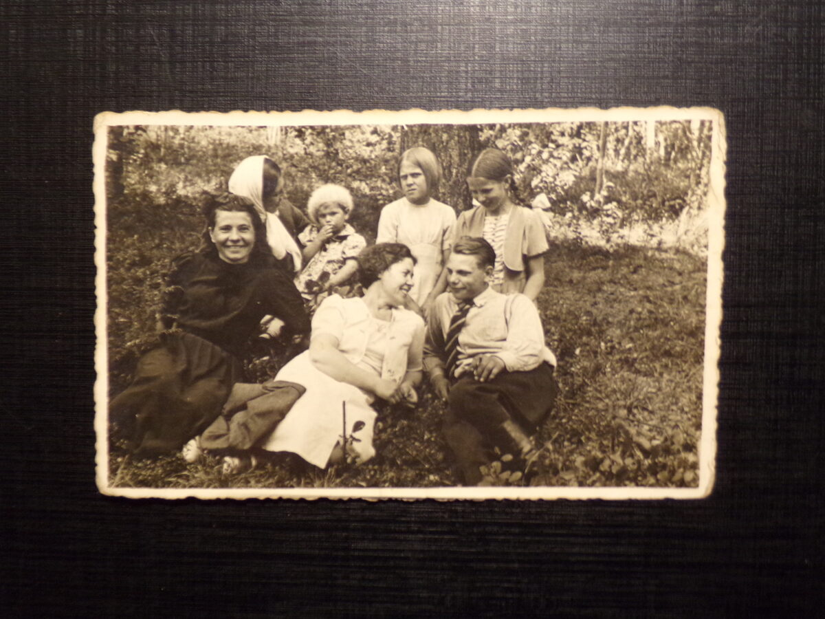 №297. Семья на природе. Латвия. Печать фотографа- Я. Пупченок. Бриги. 1930-тые года.