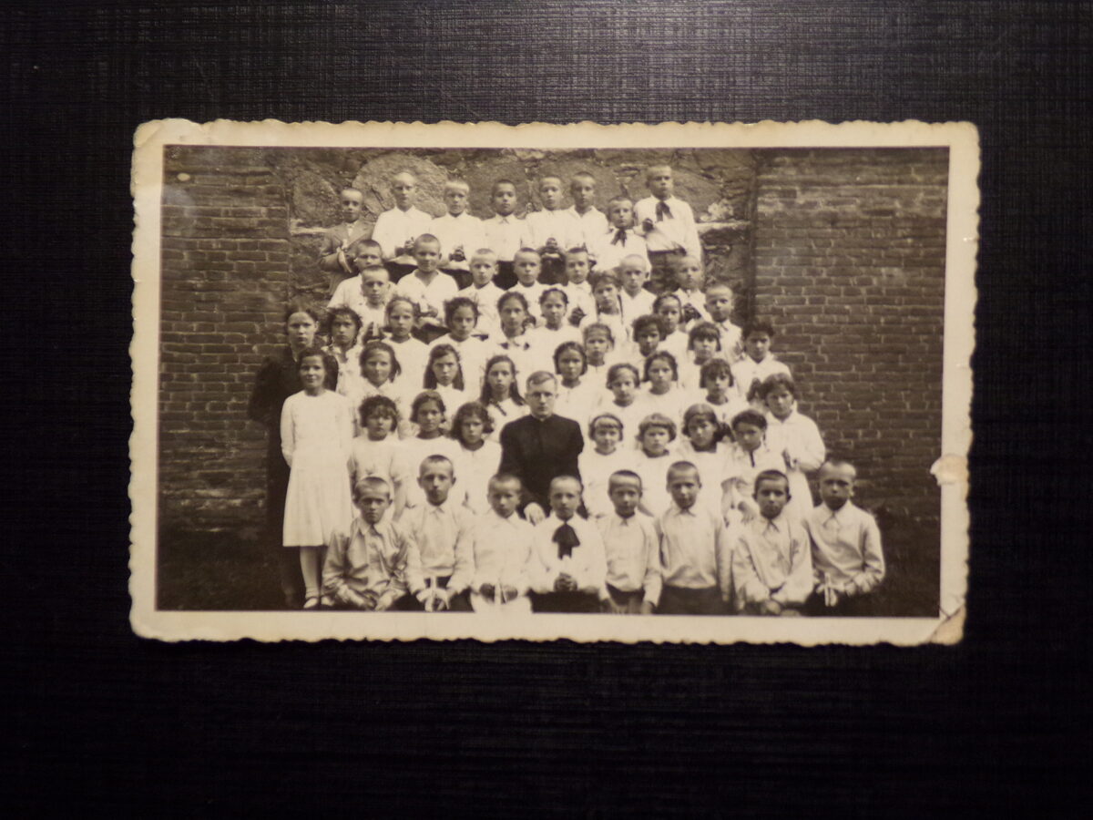 №306. Католический священник с детьми. Восточная Латвия. 1930-тые года.