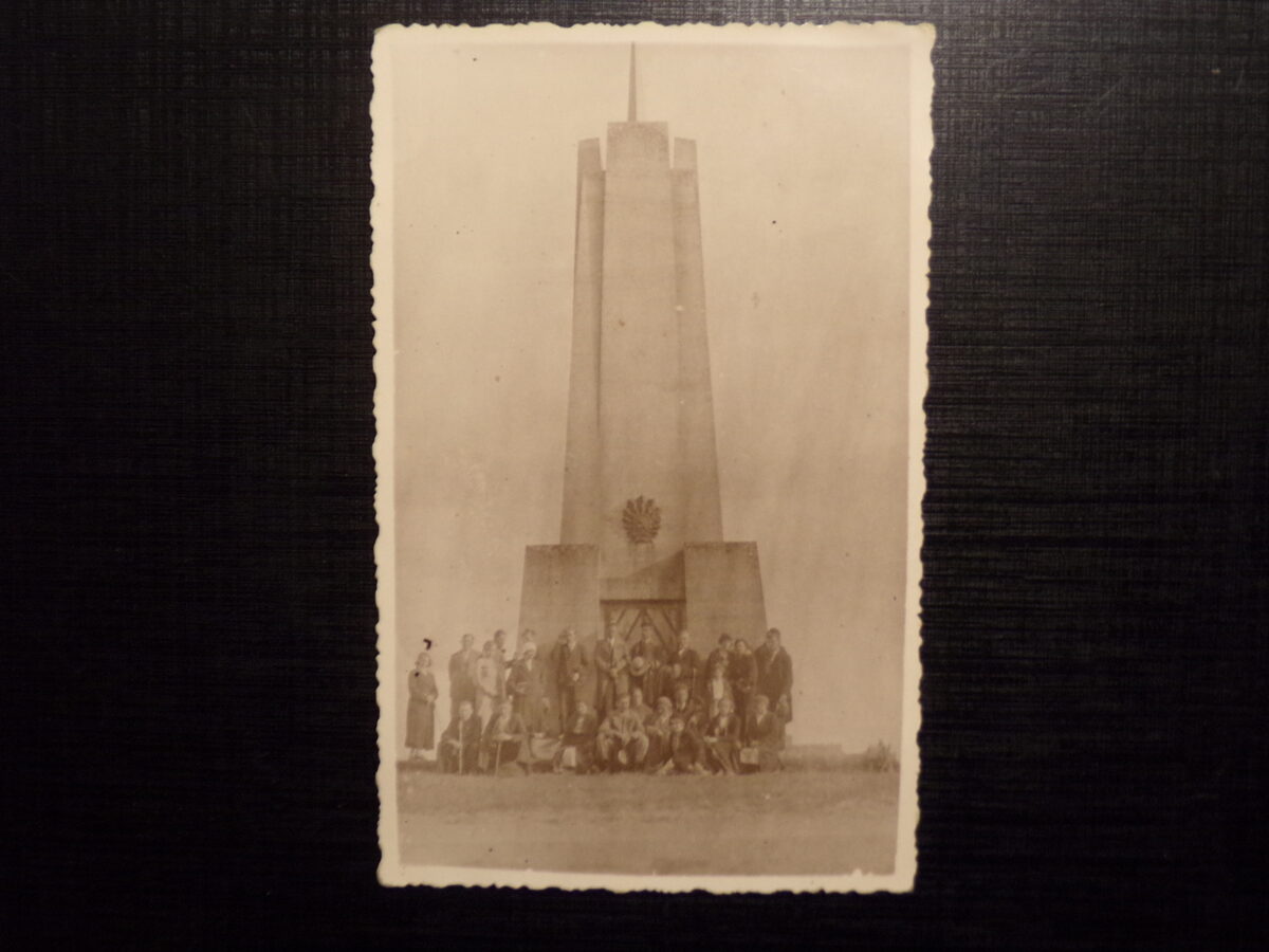 №299. Экскурсия возле памятника. Латвия. 1930-тые года.