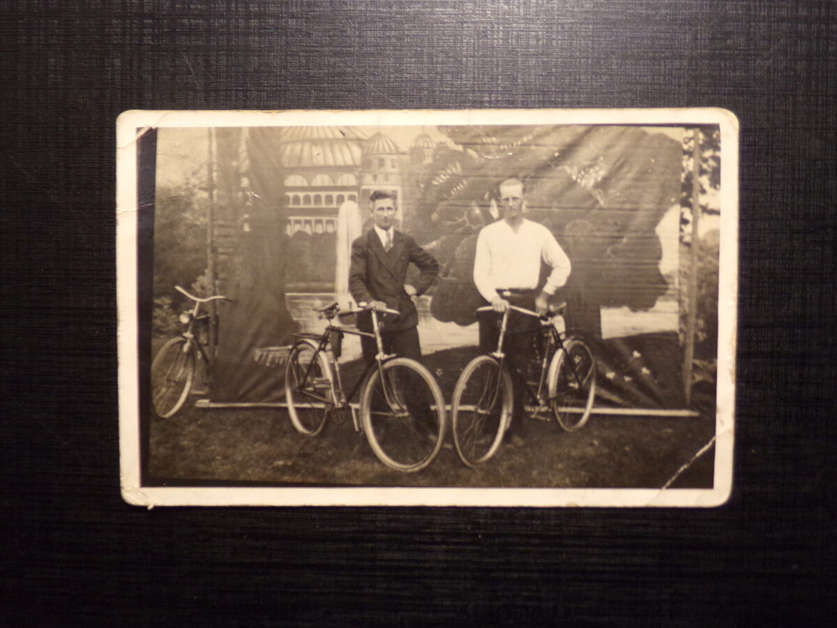 №278. Фото в студии с велосипедами. Латвия. 1930-тые года.