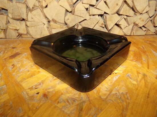 №99. Старинная пепельница из зеленого стекла. Начало 20 века.