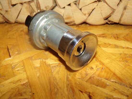 №104. Замок зажигания для автомобиля "Москвич". СССР.
