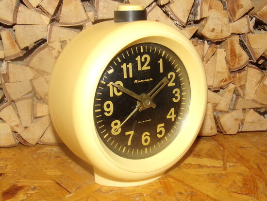 Механический будильник "Янтарь". СССР.