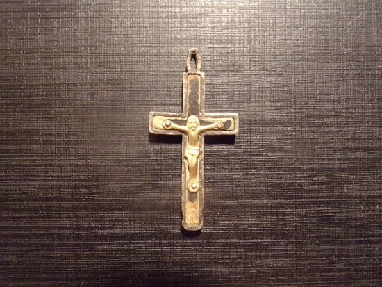 Католический нательный крестик. 19 век. Изготовлен из трех компонентов.