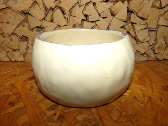 №51. Белая керамическая ваза. Клеймо автора amn 82