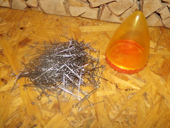 Булавки крючкообразные с пластмассовой коробкой. СССР.