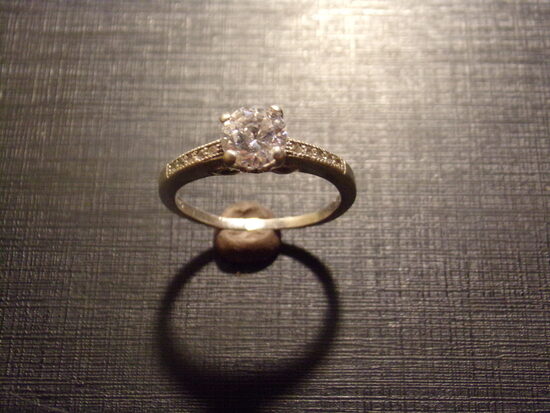 №16. Кольцо с камушком.