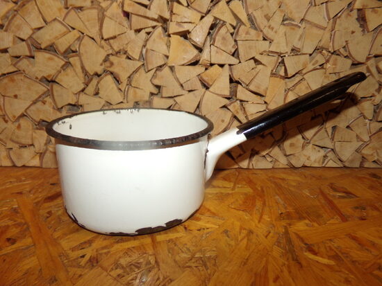 №105. Ковшик эмалированный. Советская Латвия.