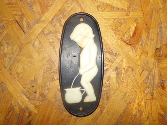 "Писающий мальчик". Настенная табличка для туалета. Пластик. СССР.