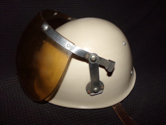 №98. Защитный шлем пожарного и милиции. СССР.