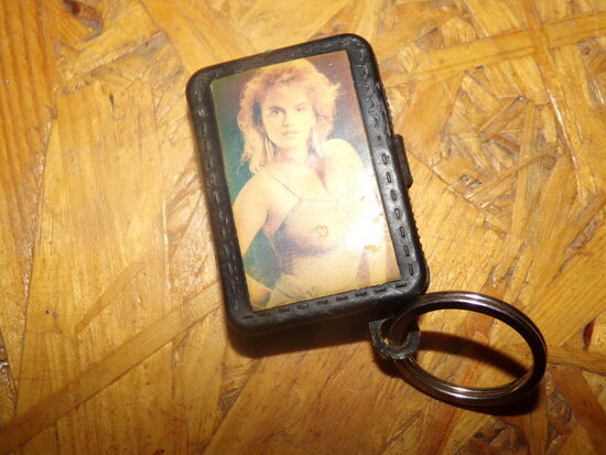 Брелок-сумочка. Изделие советских кооператоров. 1988 год. Цветное мини фото наклеено на пластмассовую отливку.