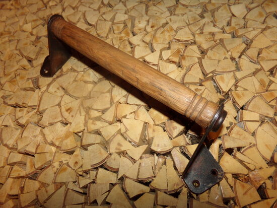 №31. Деревянная дверная ручка с металлическим креплением. Восточная Латвия. Середина 20 века.