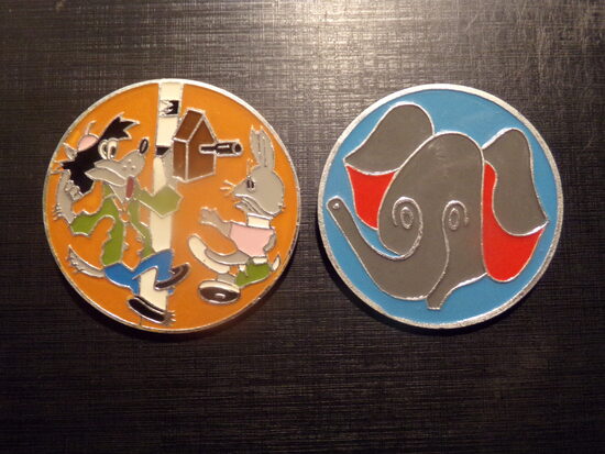 №77. Два больших детских значка времен СССР. 1975 год. Сказочные персонажи.