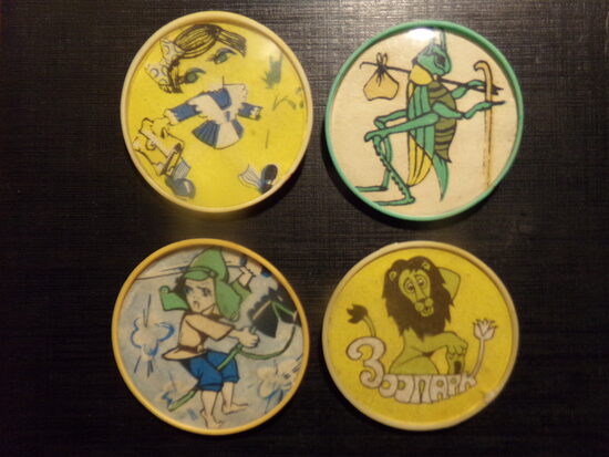 №80. Четыре детских значка времен СССР. Бумажная печать в пластиковом корпусе. 1975 год.